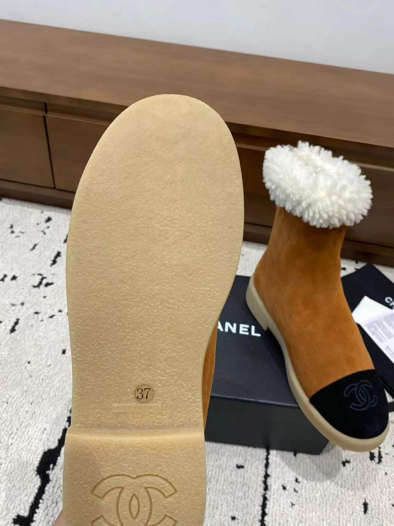 👟👟Ex-factory price 700👟👟 🍀Chanel 2025 autumn and winter furry snow boots. Chanel new autumn and winter genuine wool slippers and boots. Xiaoxiang’s 2025 autumn and winter most beautiful snow boots. Classic, beautiful and warm snow boots❤️Super warm! It's enough to have it this winter, it's really beautiful and fairy~ Materials and craftsmanship: The upper is made of custom sheepskin/wool/sheepskin, and the inner pads are all made of wool. It feels very soft and comfortable! The sole is the original TPU outsole Size: 35-39 (40.41 customized, non-refundable)